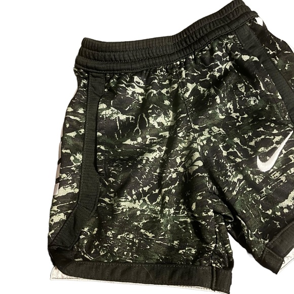 NIKE Dry Fit Elastic Waist Shorts - Picture 3 of 5